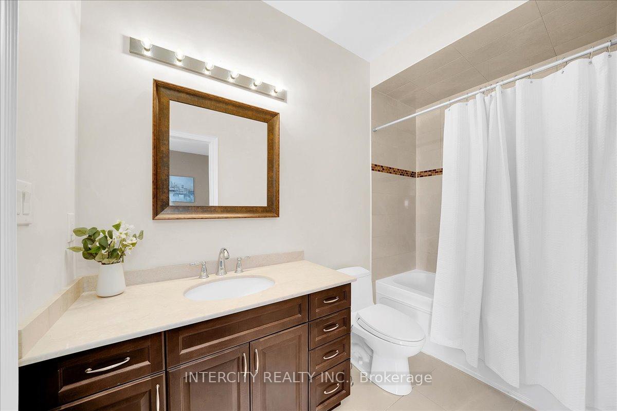 Photo 38 of 233 Carisbrooke Circle, Aurora, Bayview Southeast — HOMEH