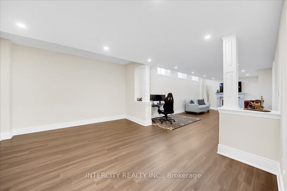 Photo 44 of 233 Carisbrooke Circle, Aurora, Bayview Southeast — HOMEH