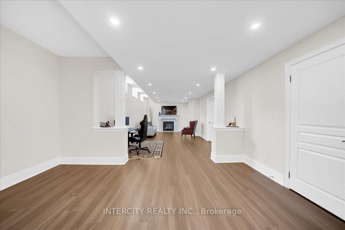 Photo 45 of 233 Carisbrooke Circle, Aurora, Bayview Southeast — HOMEH
