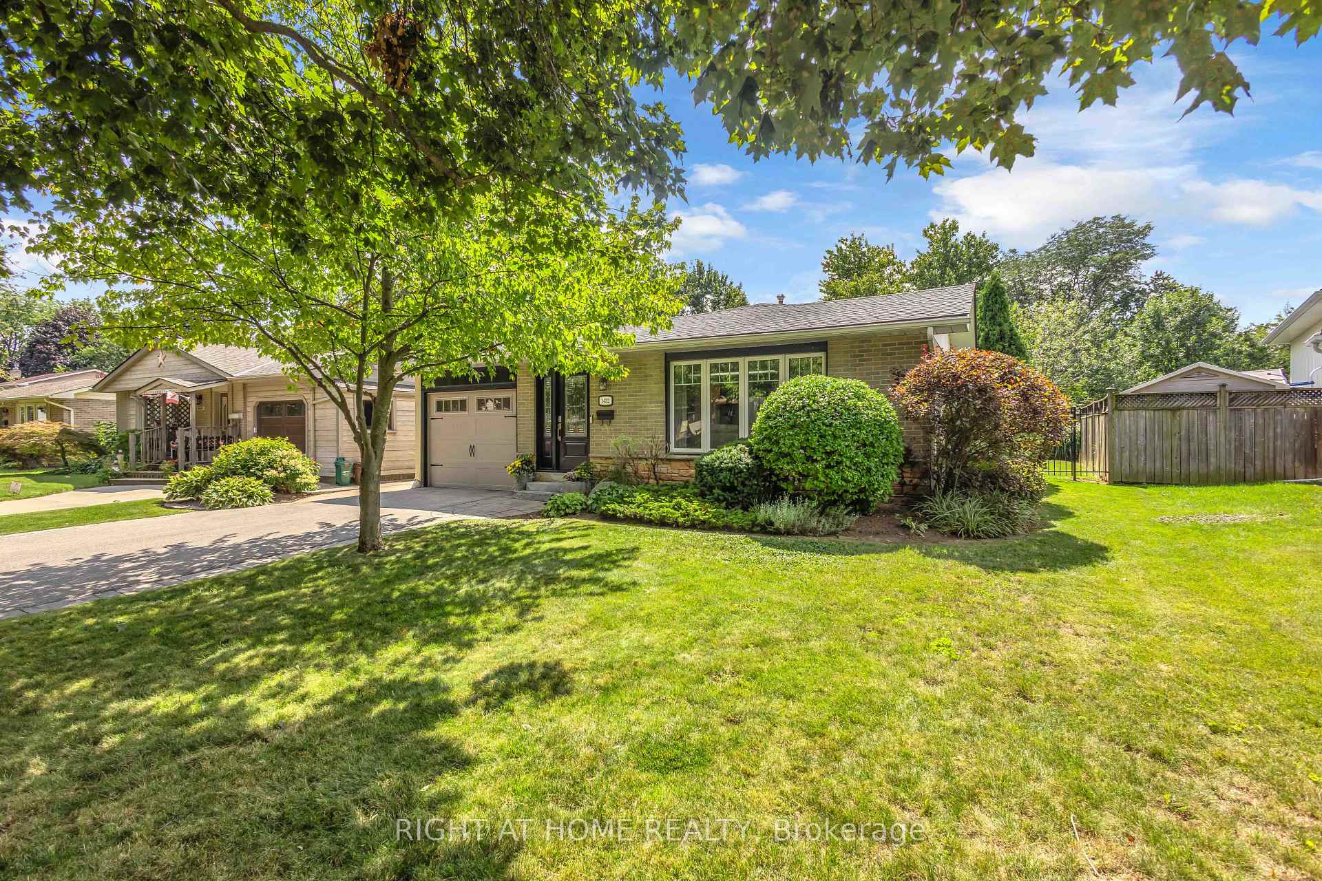 Photo 2 of 1432 Dewbourne Crescent, Burlington, Palmer — HOMEH