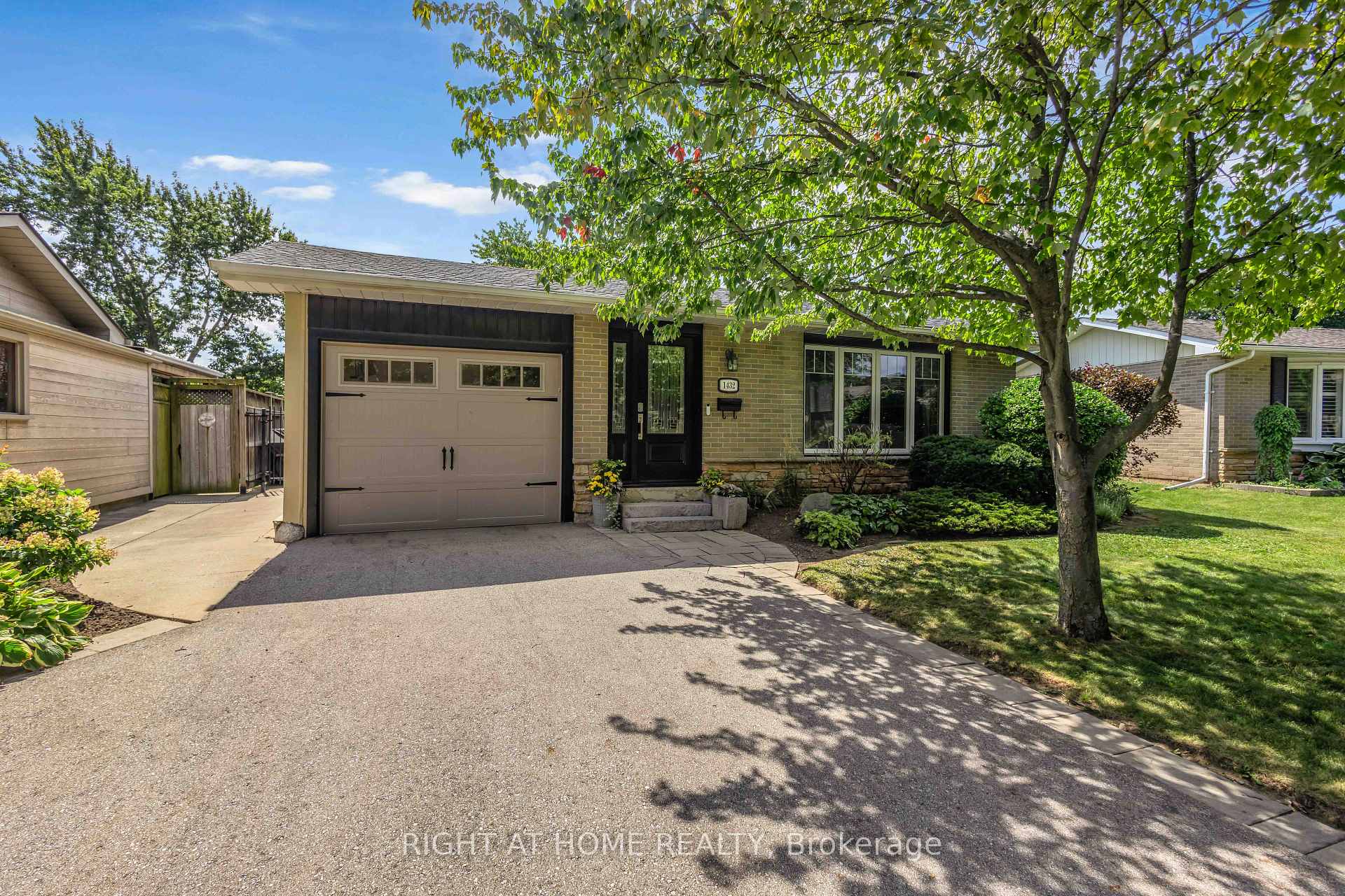 Photo 3 of 1432 Dewbourne Crescent, Burlington, Palmer — HOMEH