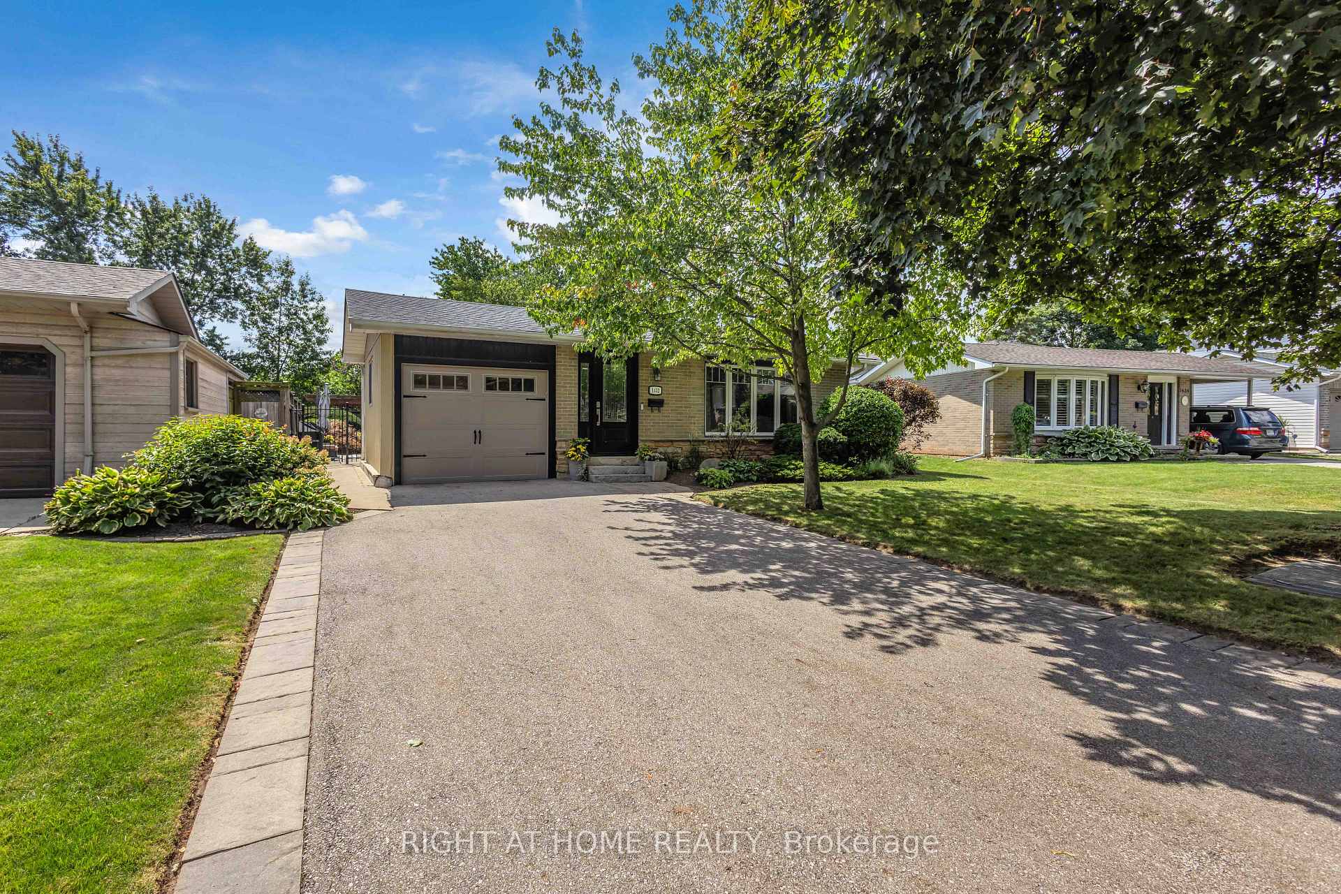 Photo 5 of 1432 Dewbourne Crescent, Burlington, Palmer — HOMEH