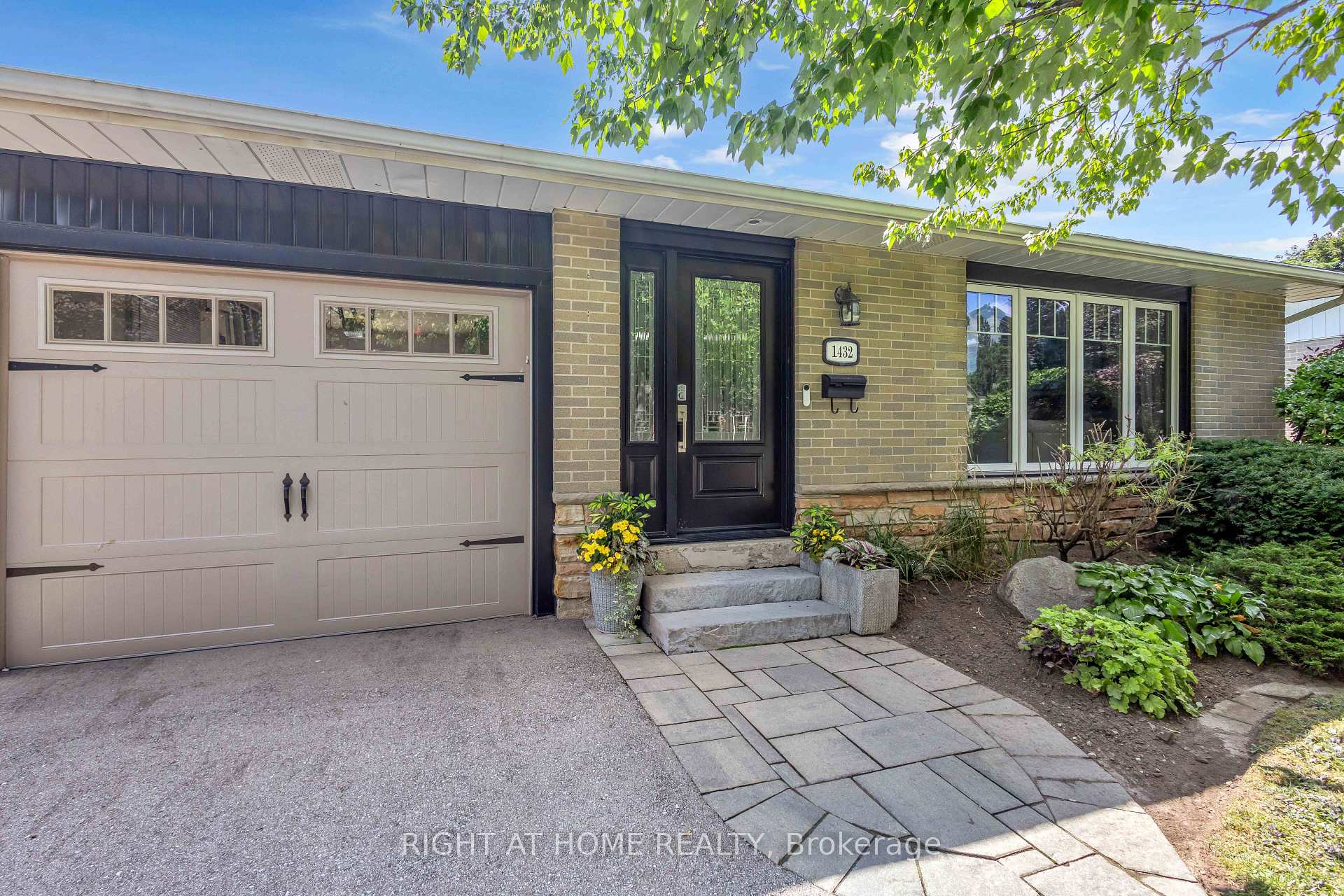 Photo 6 of 1432 Dewbourne Crescent, Burlington, Palmer — HOMEH