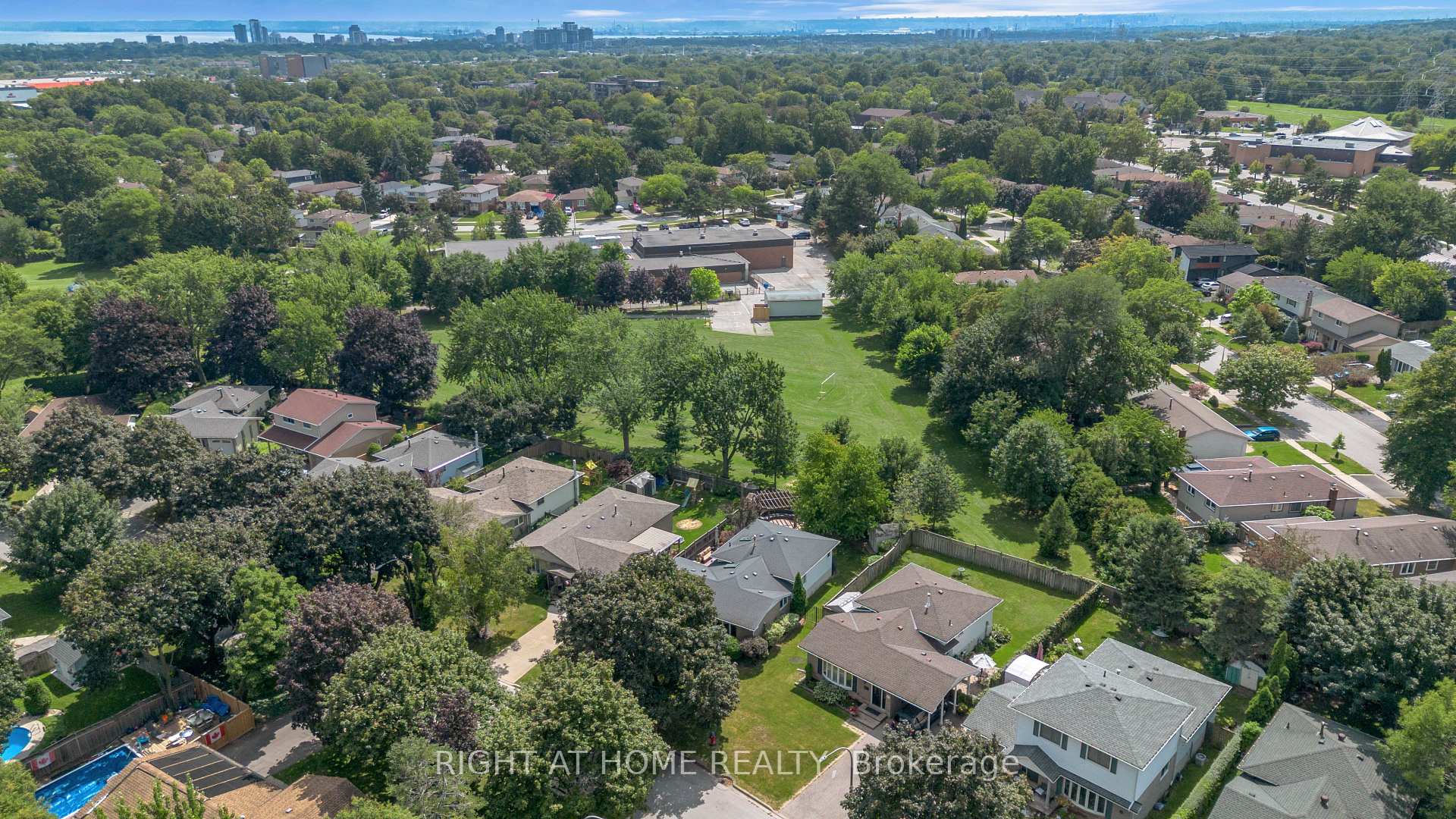 Photo 43 of 1432 Dewbourne Crescent, Burlington, Palmer — HOMEH