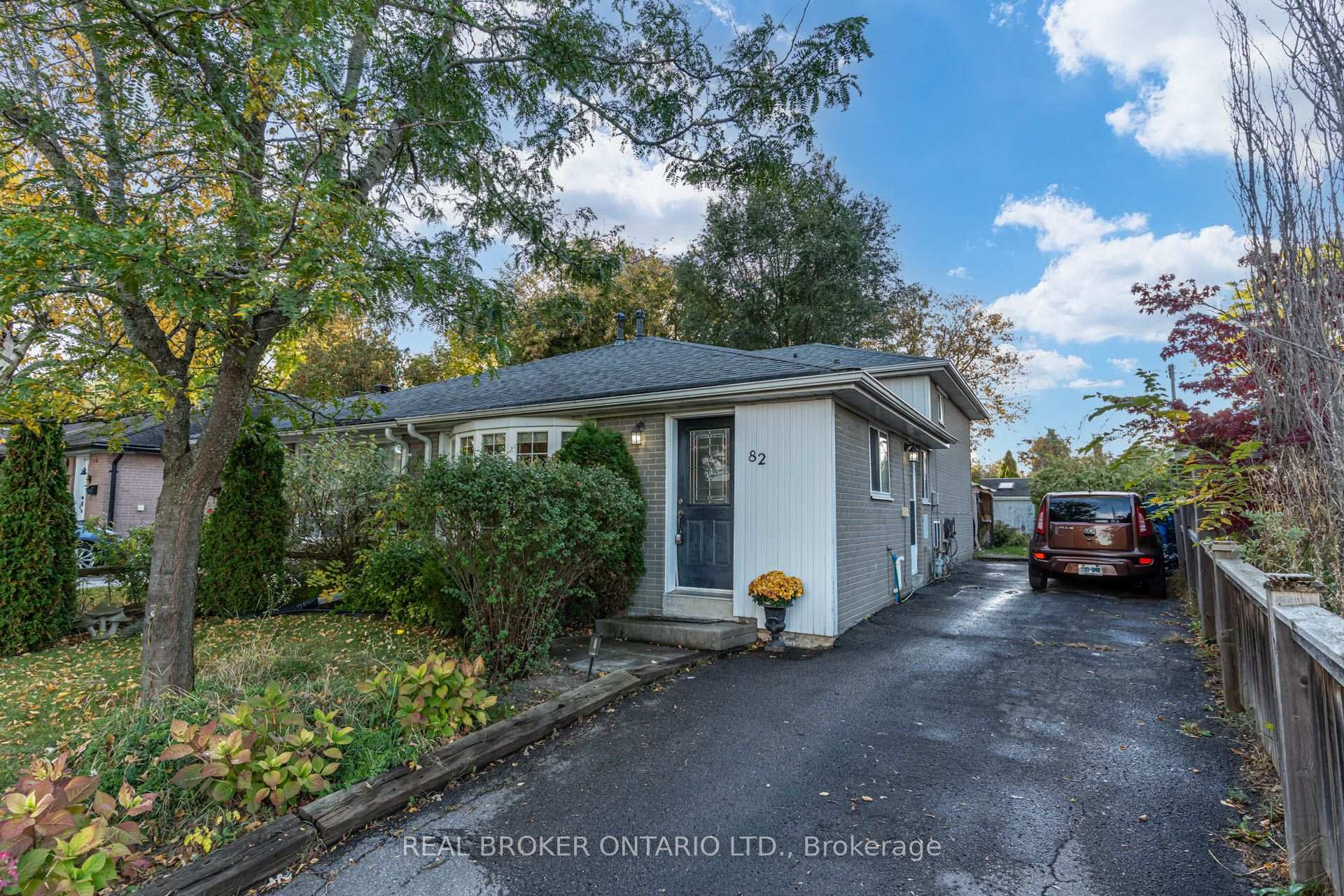Photo 2 of 82 Tecumseth Drive, Aurora, Aurora Heights — HOMEH