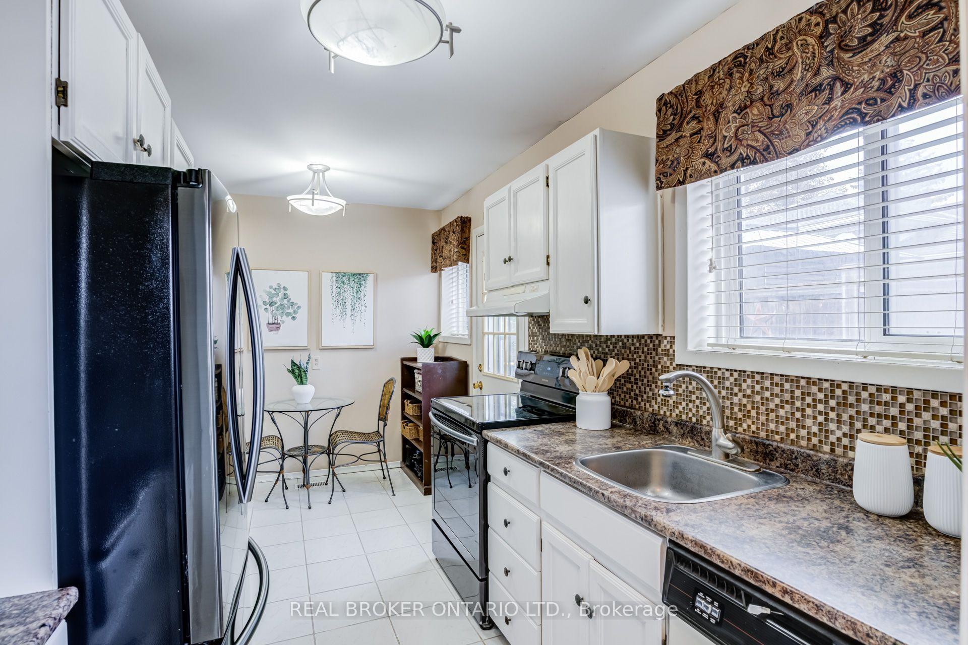 Photo 3 of 82 Tecumseth Drive, Aurora, Aurora Heights — HOMEH