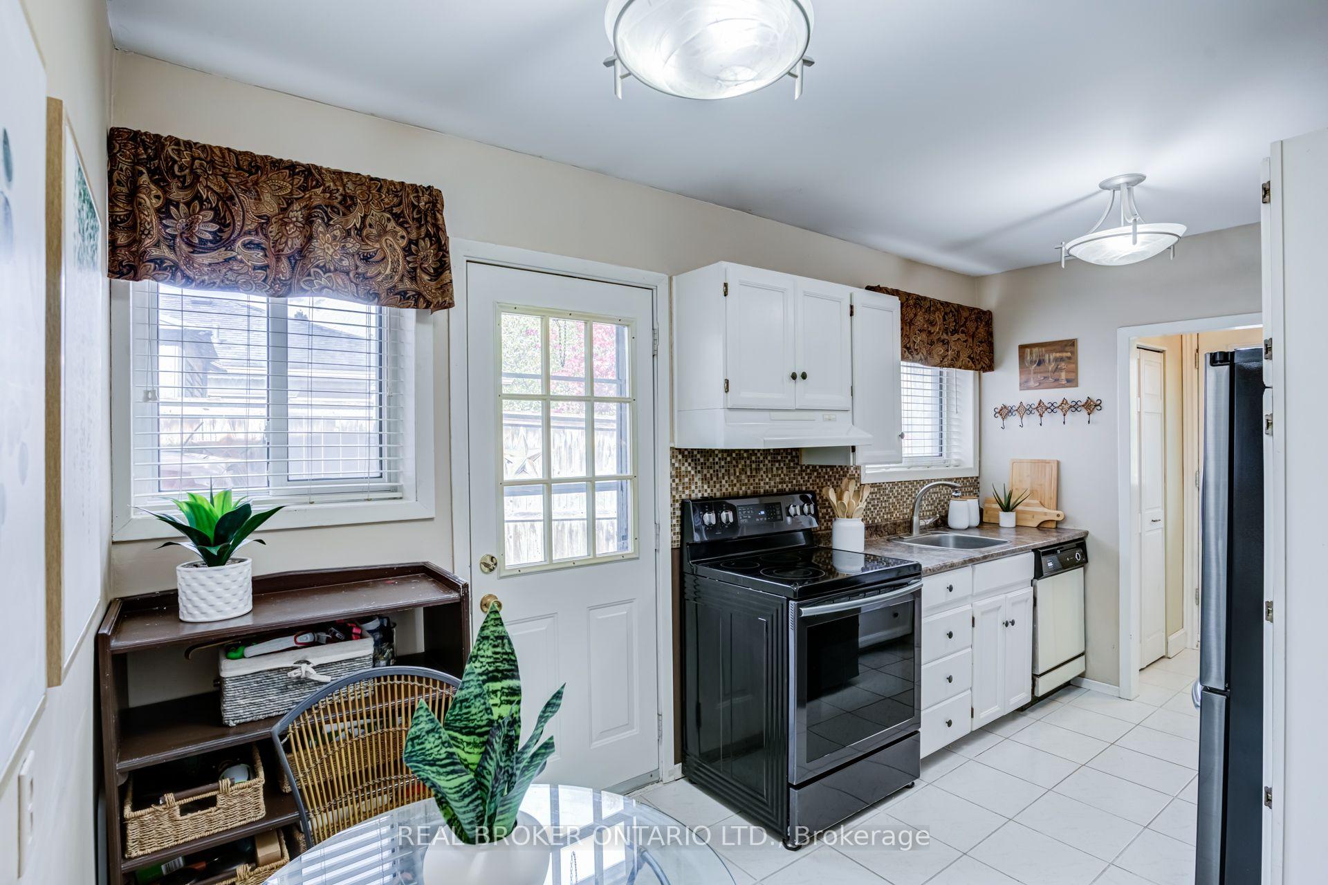 Photo 4 of 82 Tecumseth Drive, Aurora, Aurora Heights — HOMEH