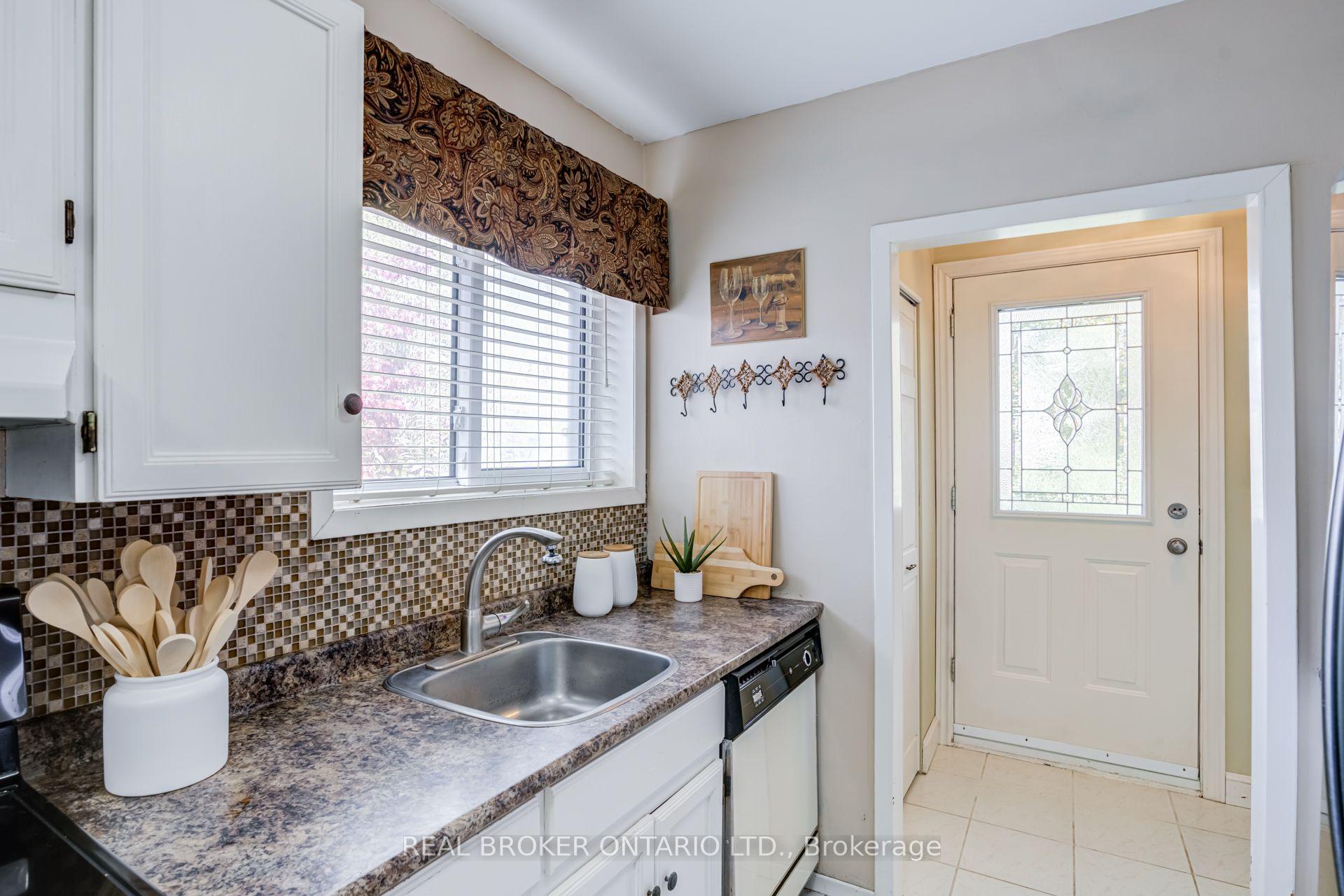 Photo 5 of 82 Tecumseth Drive, Aurora, Aurora Heights — HOMEH