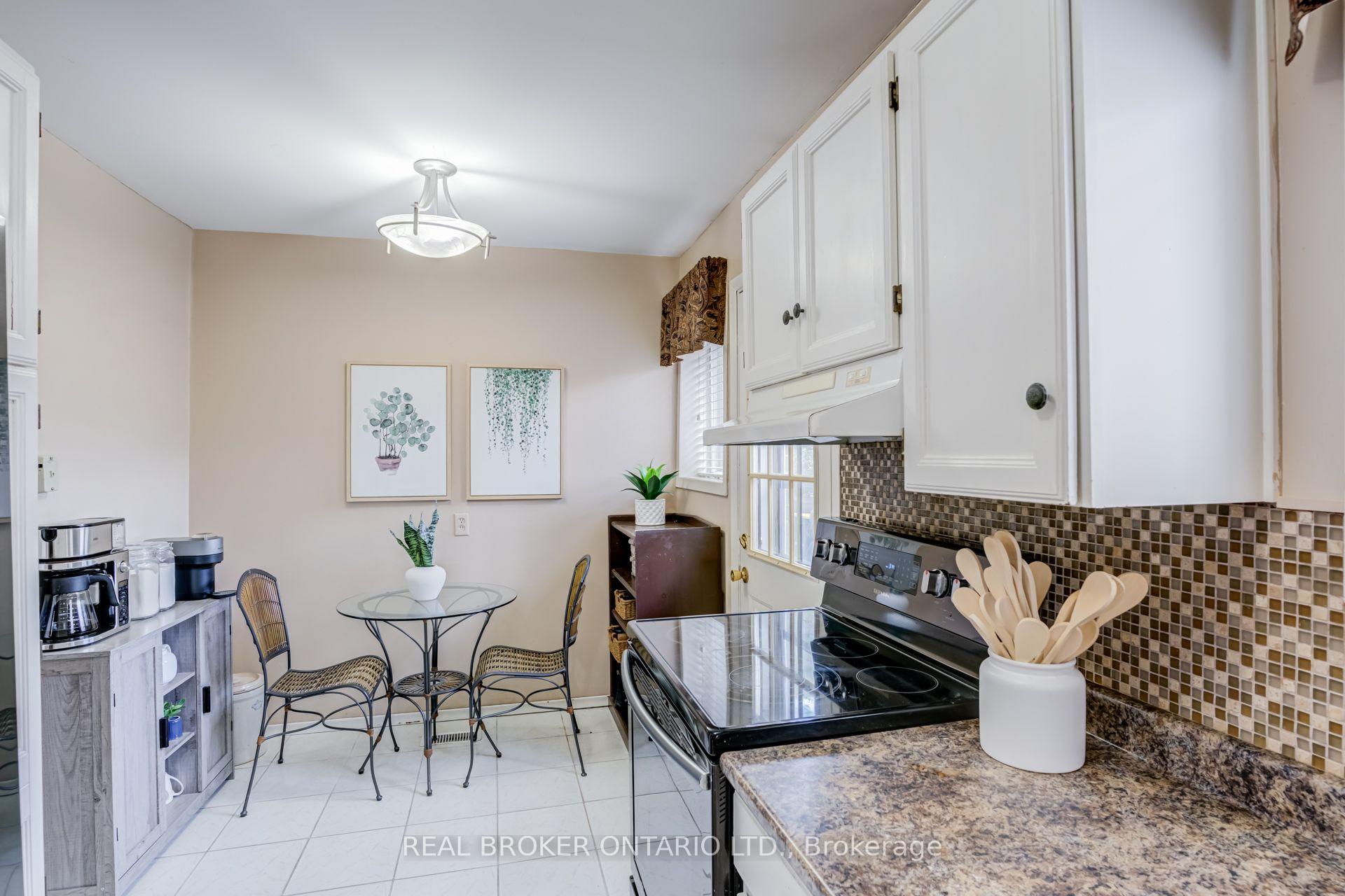 Photo 6 of 82 Tecumseth Drive, Aurora, Aurora Heights — HOMEH