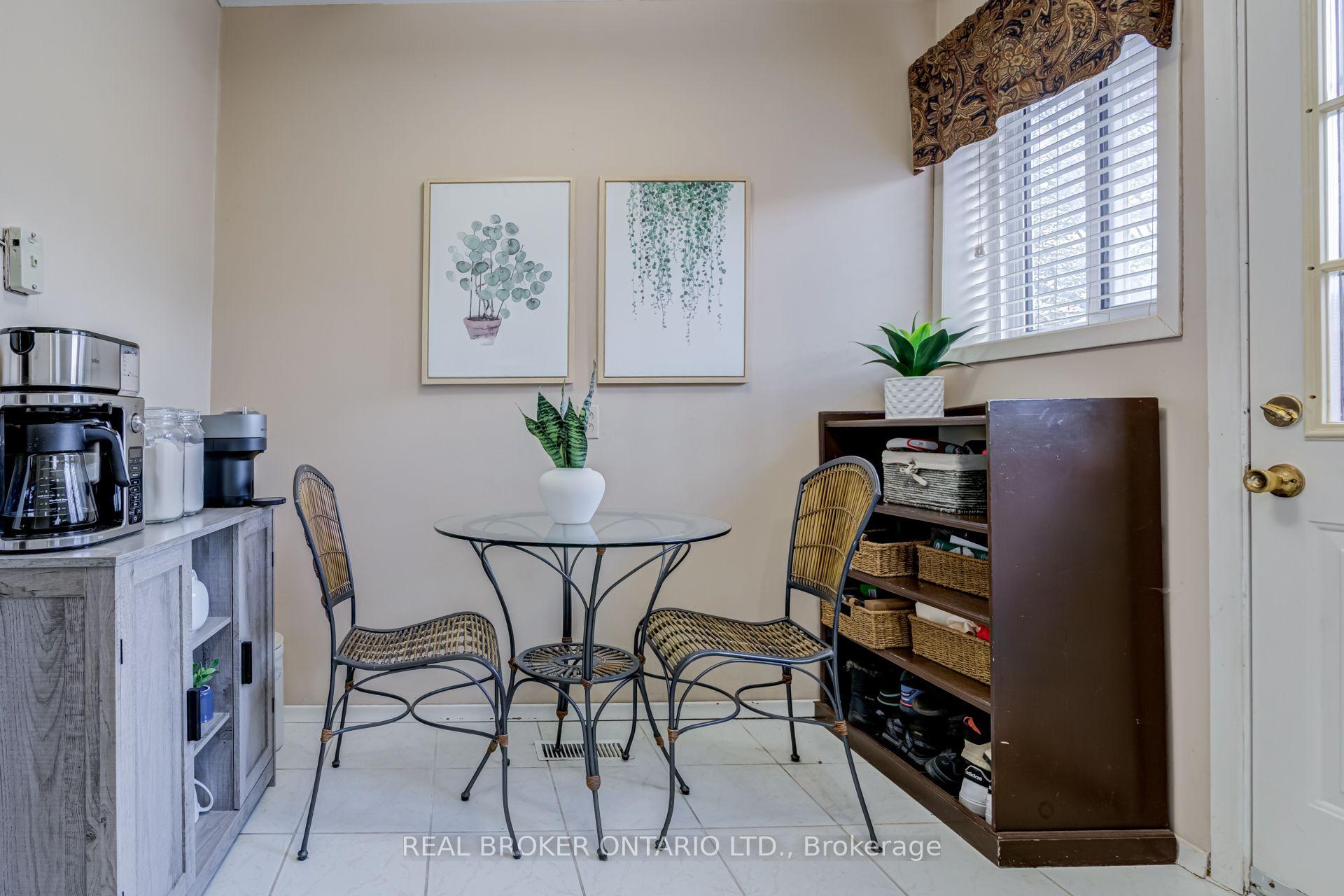 Photo 7 of 82 Tecumseth Drive, Aurora, Aurora Heights — HOMEH