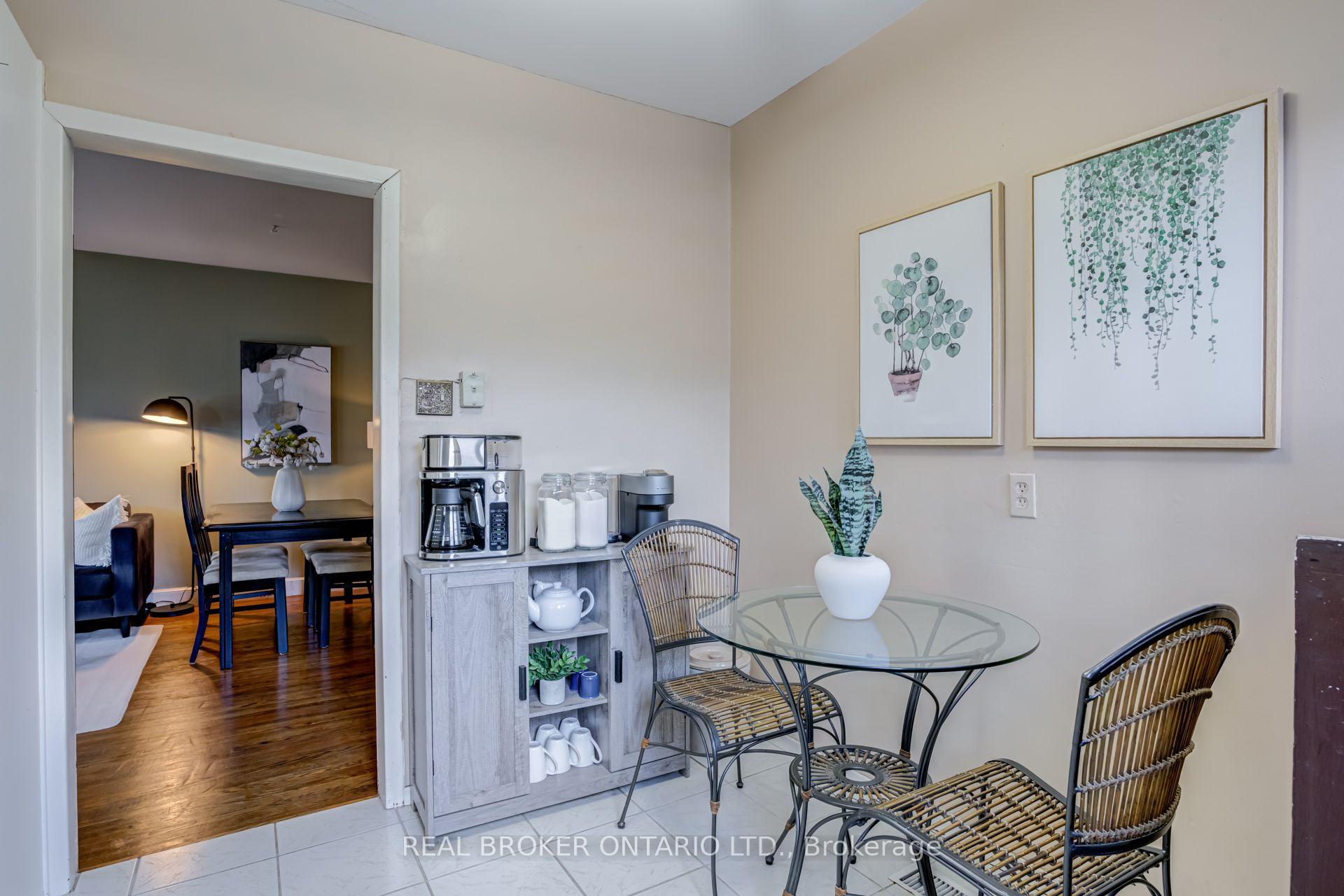 Photo 8 of 82 Tecumseth Drive, Aurora, Aurora Heights — HOMEH