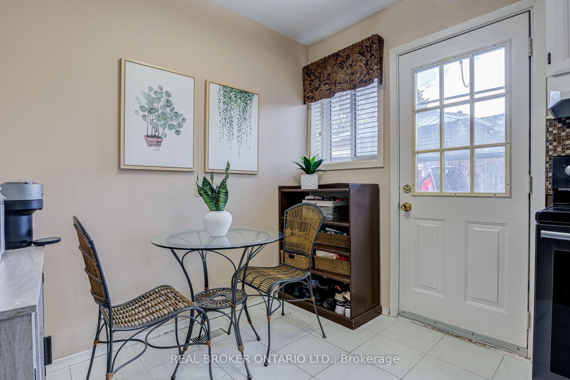 Photo 9 of 82 Tecumseth Drive, Aurora, Aurora Heights — HOMEH