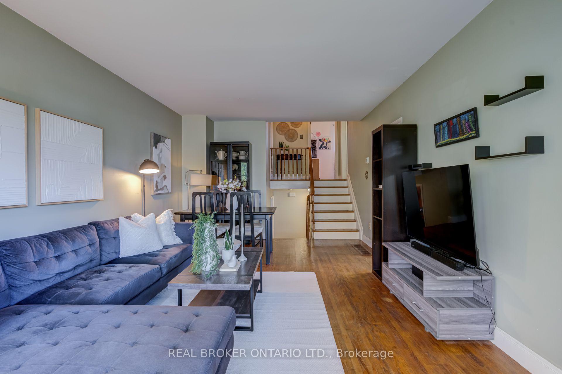 Photo 13 of 82 Tecumseth Drive, Aurora, Aurora Heights — HOMEH
