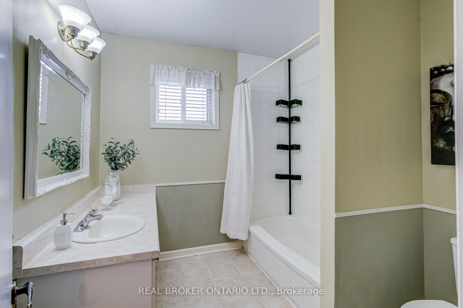 Photo 22 of 82 Tecumseth Drive, Aurora, Aurora Heights — HOMEH