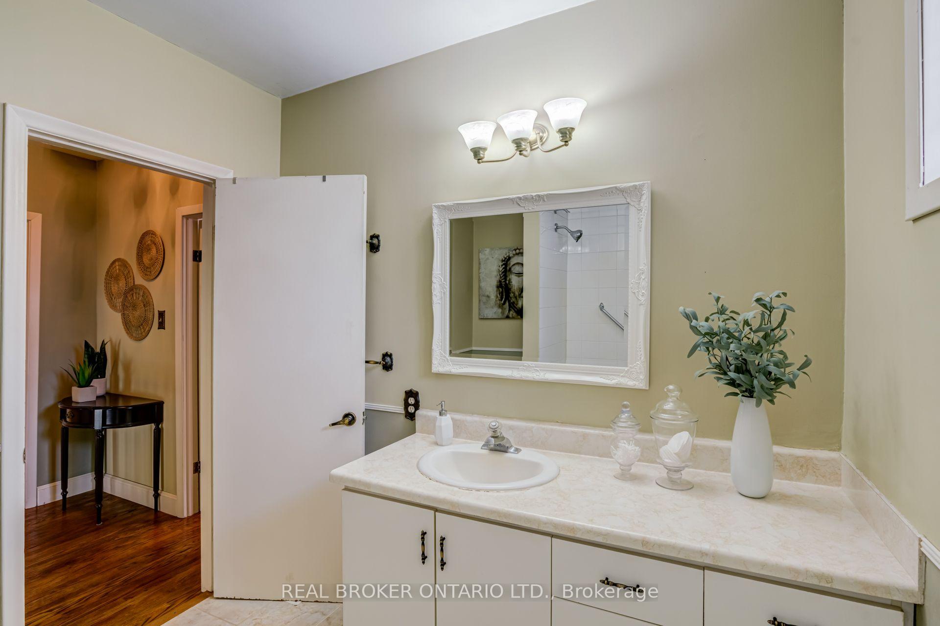 Photo 23 of 82 Tecumseth Drive, Aurora, Aurora Heights — HOMEH