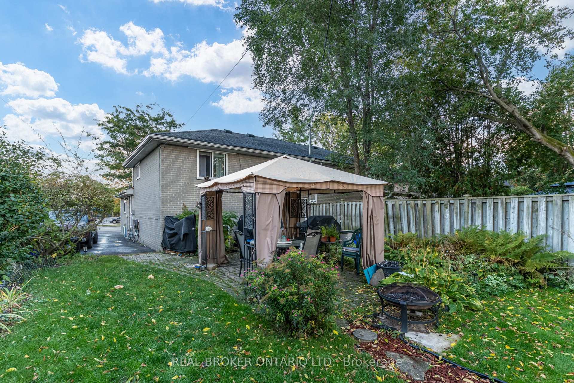 Photo 33 of 82 Tecumseth Drive, Aurora, Aurora Heights — HOMEH