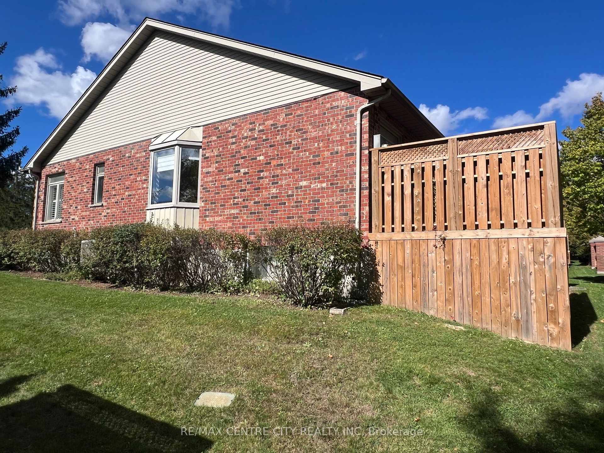 Photo 4 of Unit 7, 400 Ambleside Drive, London, North A — HOMEH
