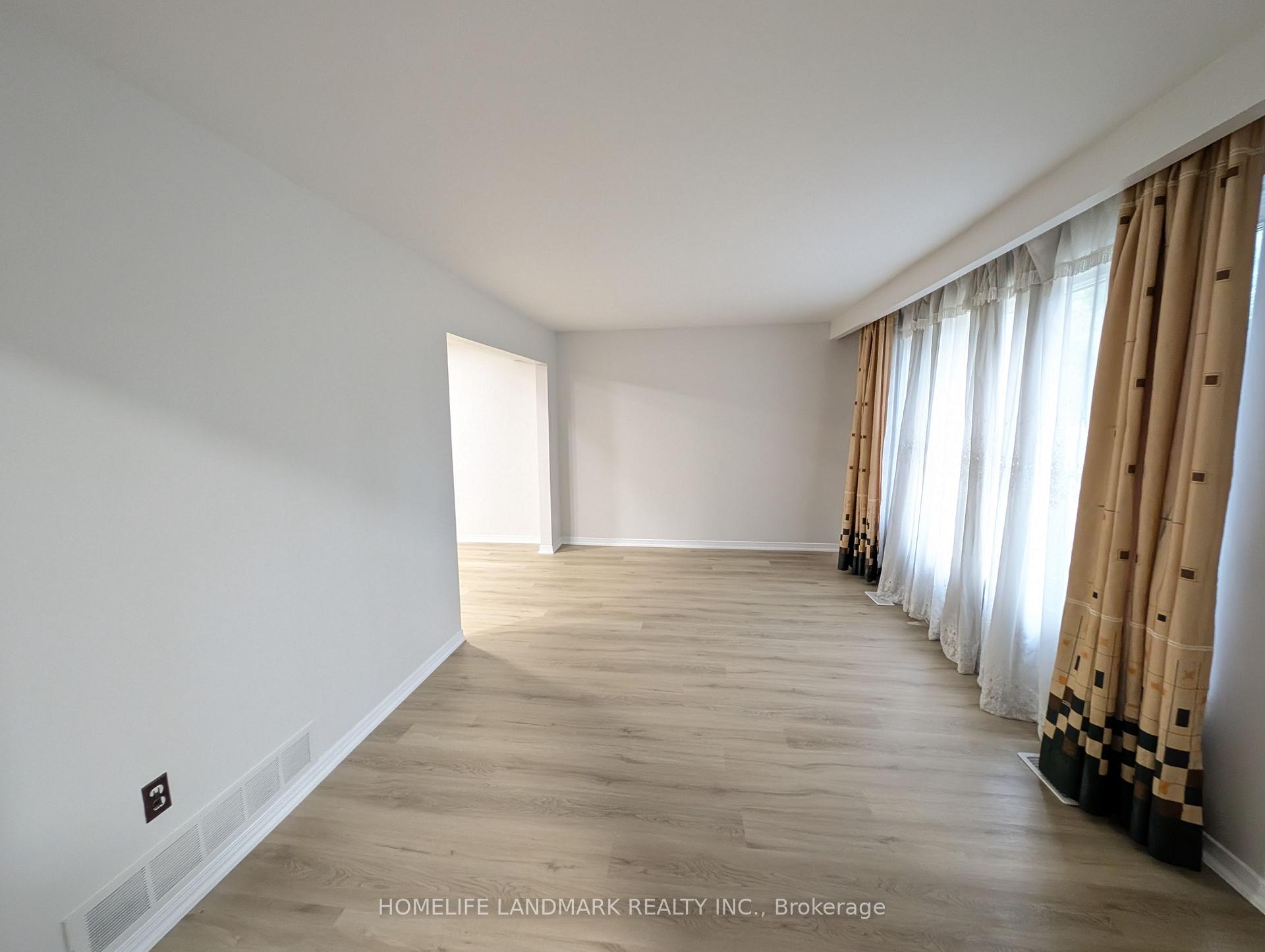Photo 4 of 22 Threadneedle Crescent, North York, Hillcrest Village — HOMEH