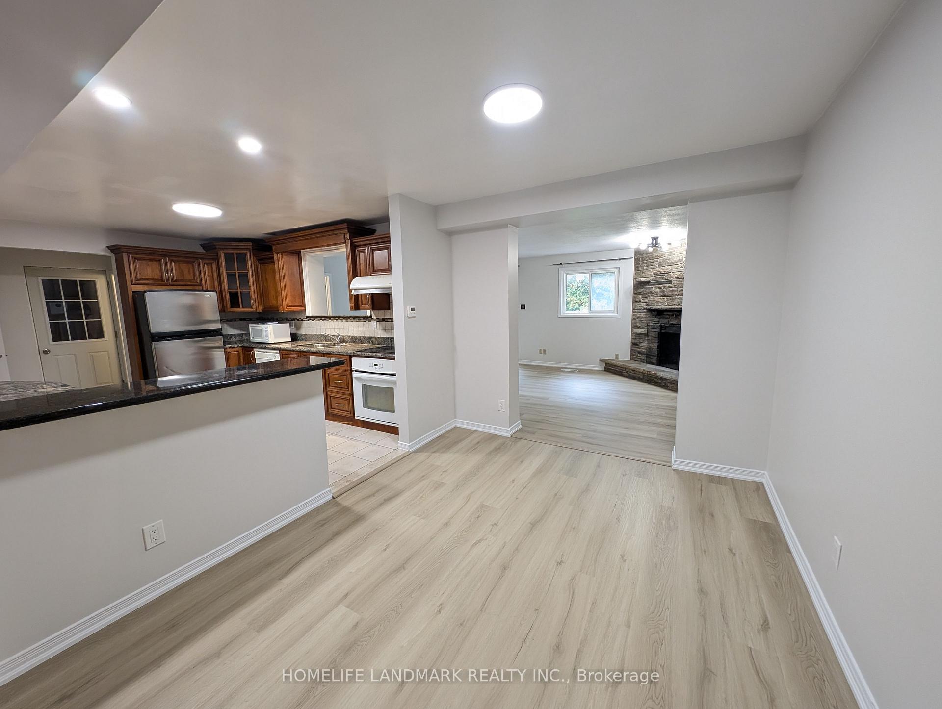 Photo 5 of 22 Threadneedle Crescent, North York, Hillcrest Village — HOMEH