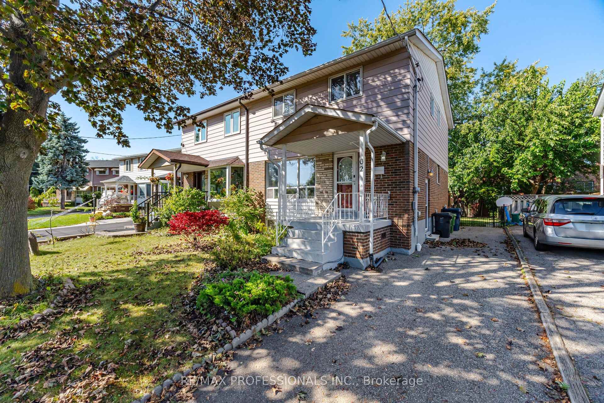 Photo 4 of 62 Edilou Drive, Etobicoke, Alderwood — HOMEH