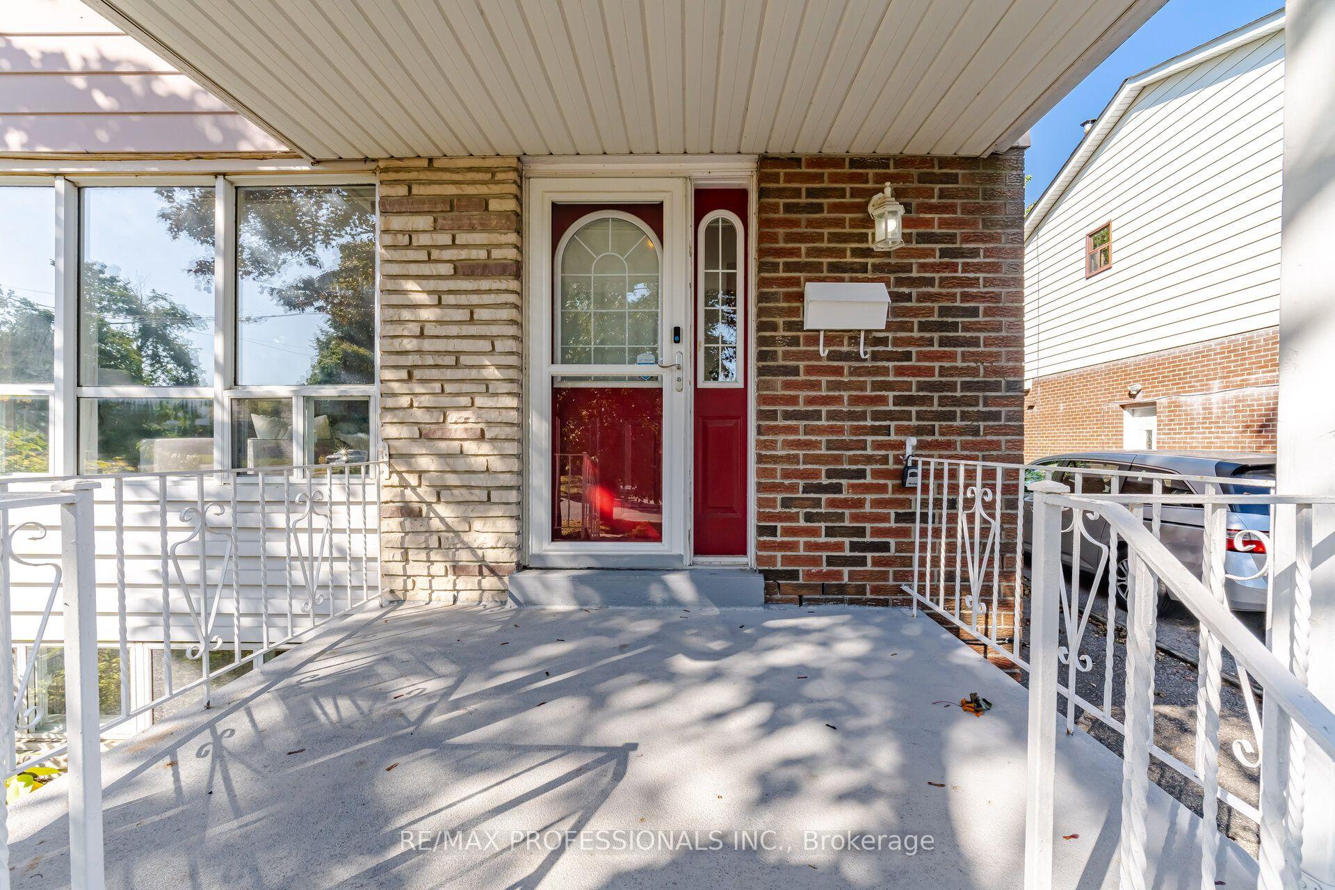 Photo 5 of 62 Edilou Drive, Etobicoke, Alderwood — HOMEH