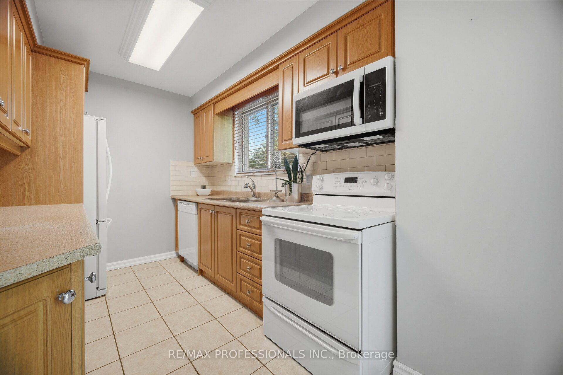 Photo 15 of 62 Edilou Drive, Etobicoke, Alderwood — HOMEH