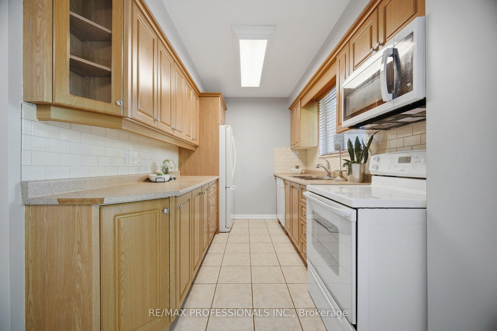 Photo 16 of 62 Edilou Drive, Etobicoke, Alderwood — HOMEH