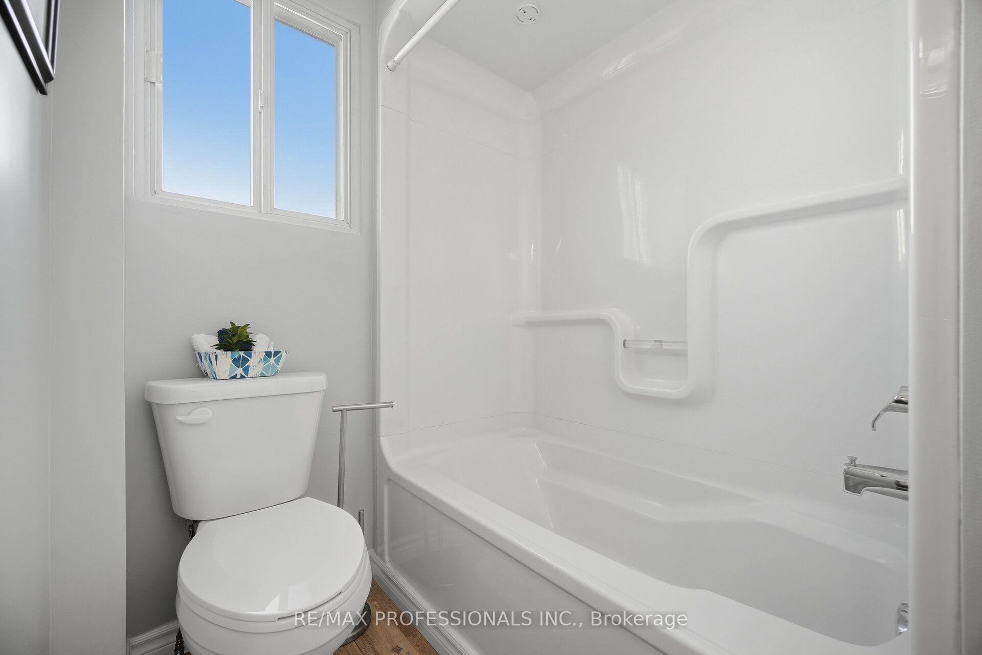 Photo 32 of 62 Edilou Drive, Etobicoke, Alderwood — HOMEH