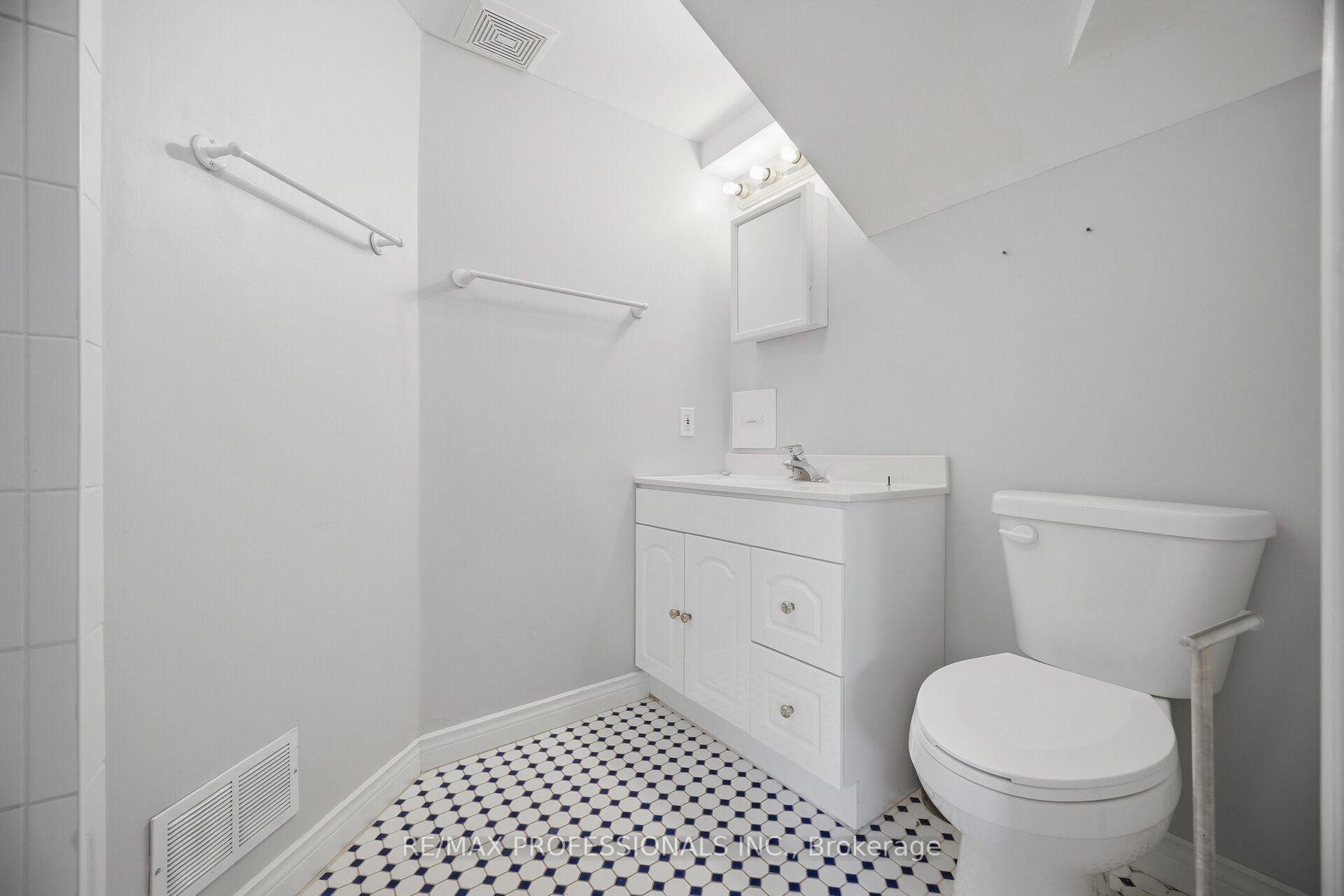 Photo 38 of 62 Edilou Drive, Etobicoke, Alderwood — HOMEH