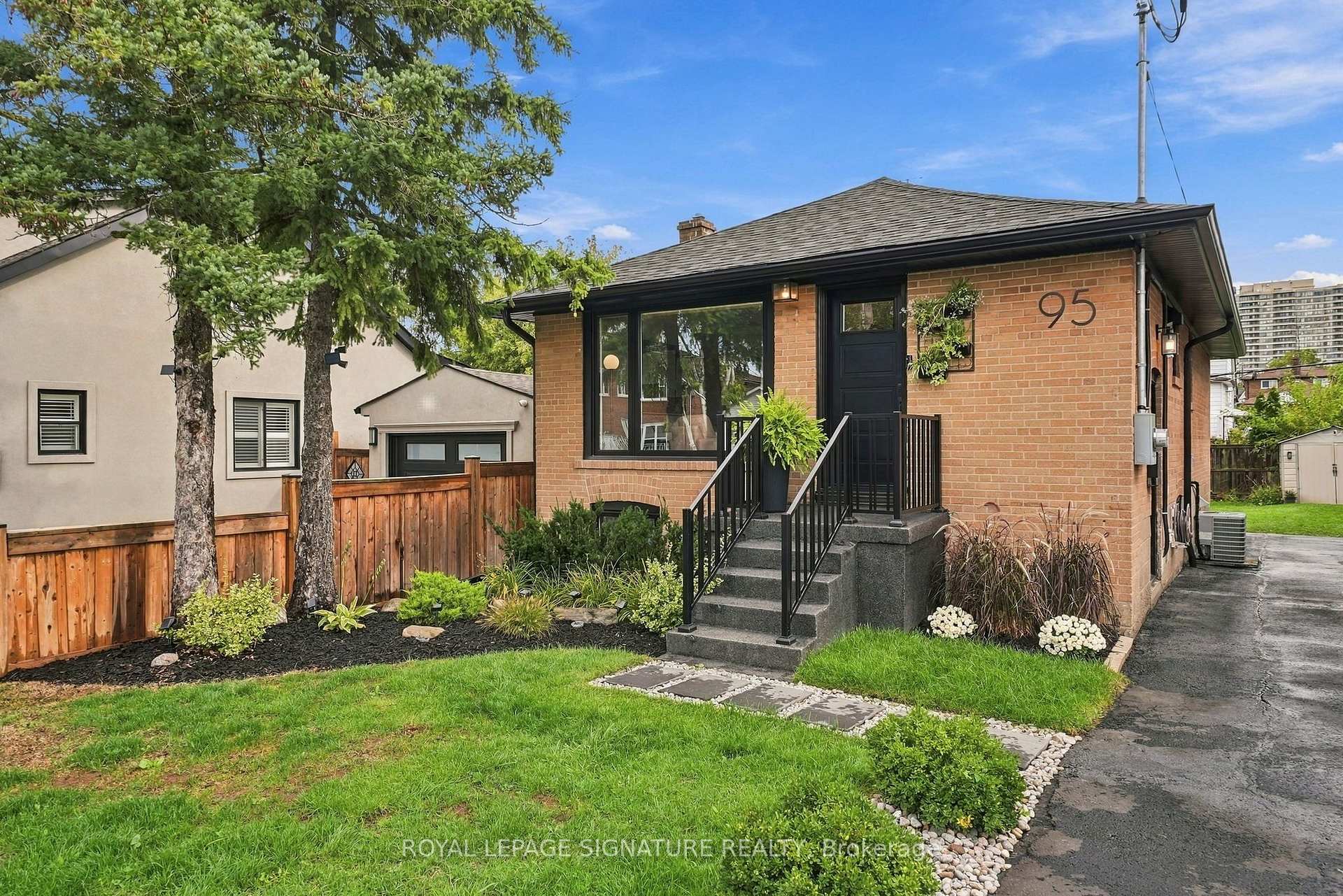 Photo 3 of 95 Laurel Avenue, Scarborough, Kennedy Park — HOMEH