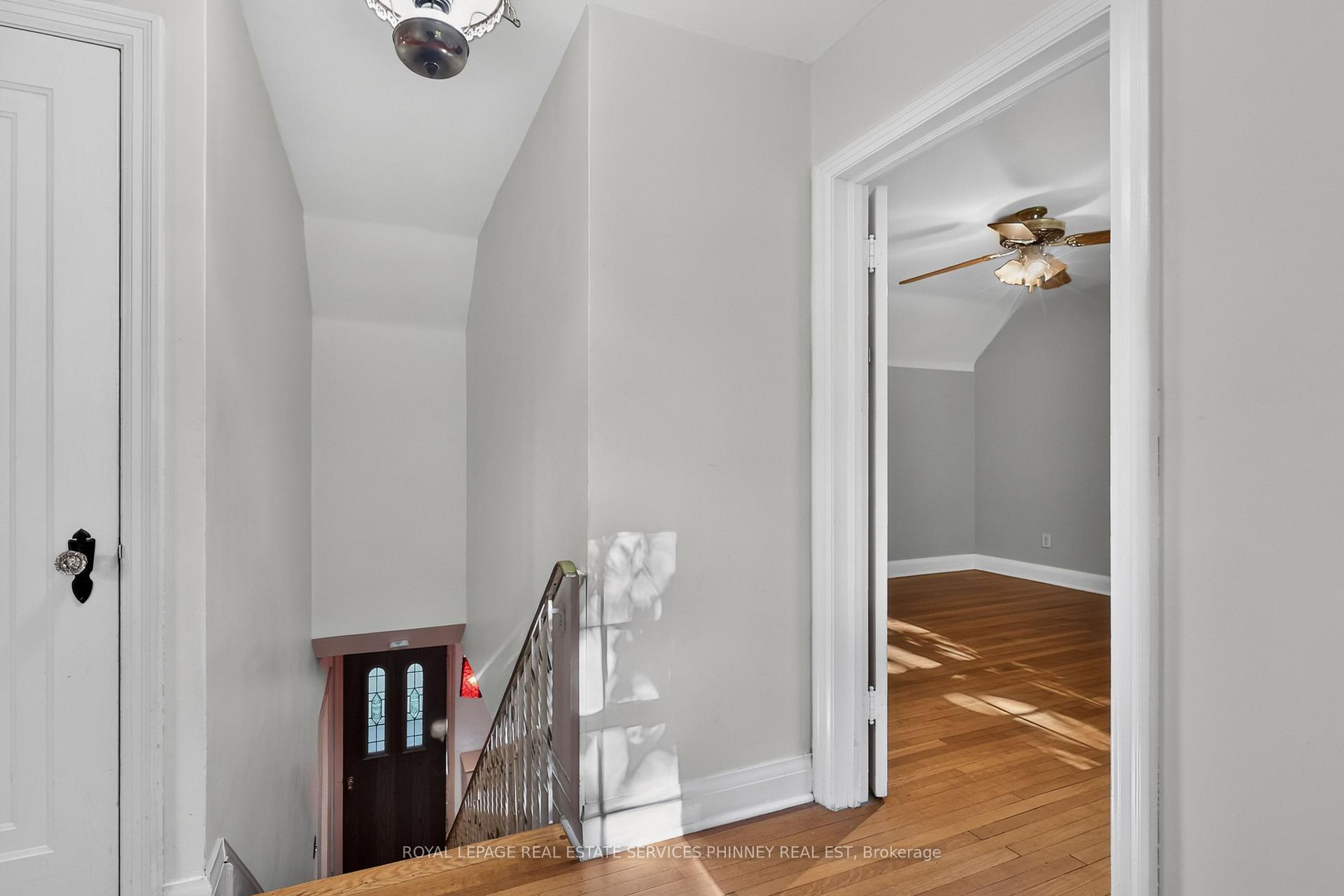 Photo 20 of 40 Pinewood Trail, Mississauga, Mineola — HOMEH