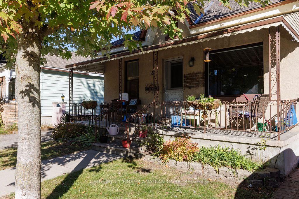 Photo 2 of 13 Springbank Drive, London, South E — HOMEH