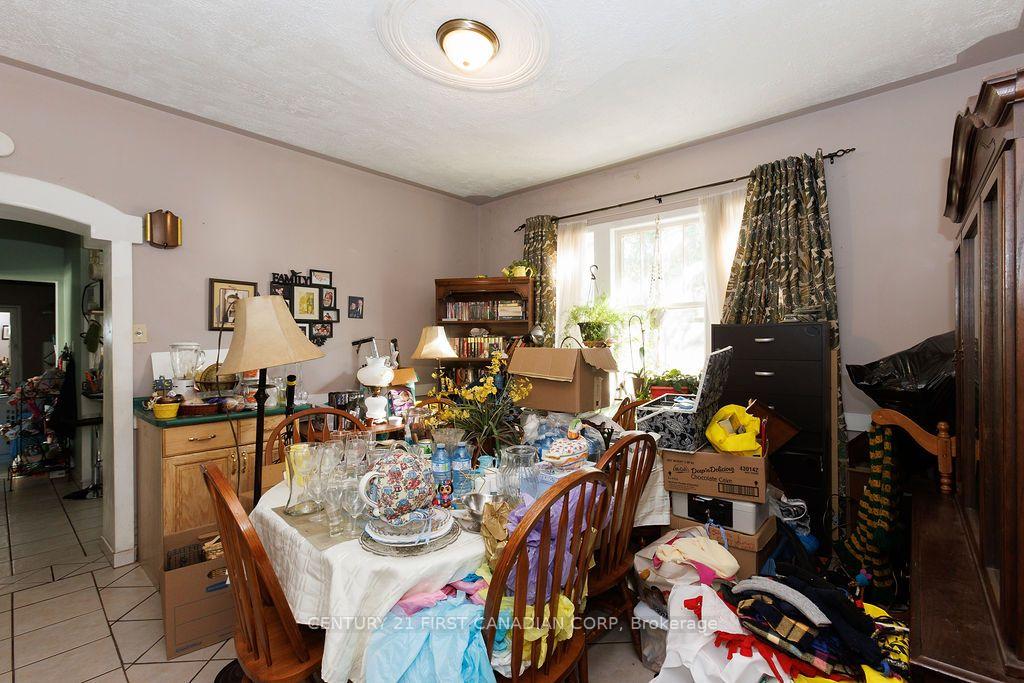 Photo 8 of 13 Springbank Drive, London, South E — HOMEH