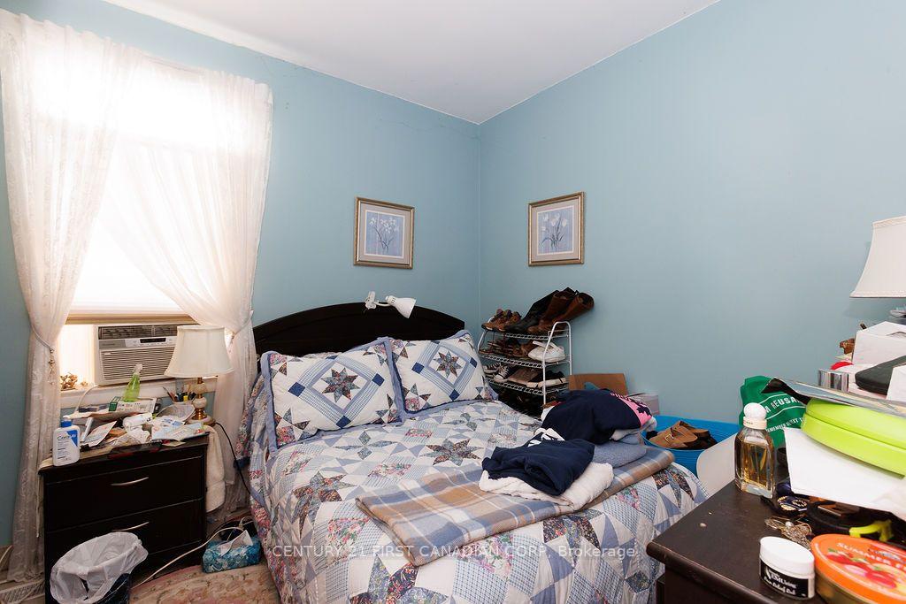 Photo 9 of 13 Springbank Drive, London, South E — HOMEH