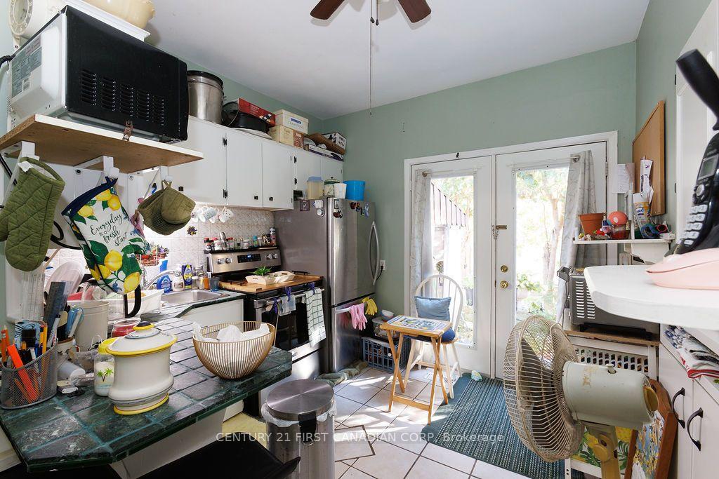 Photo 10 of 13 Springbank Drive, London, South E — HOMEH