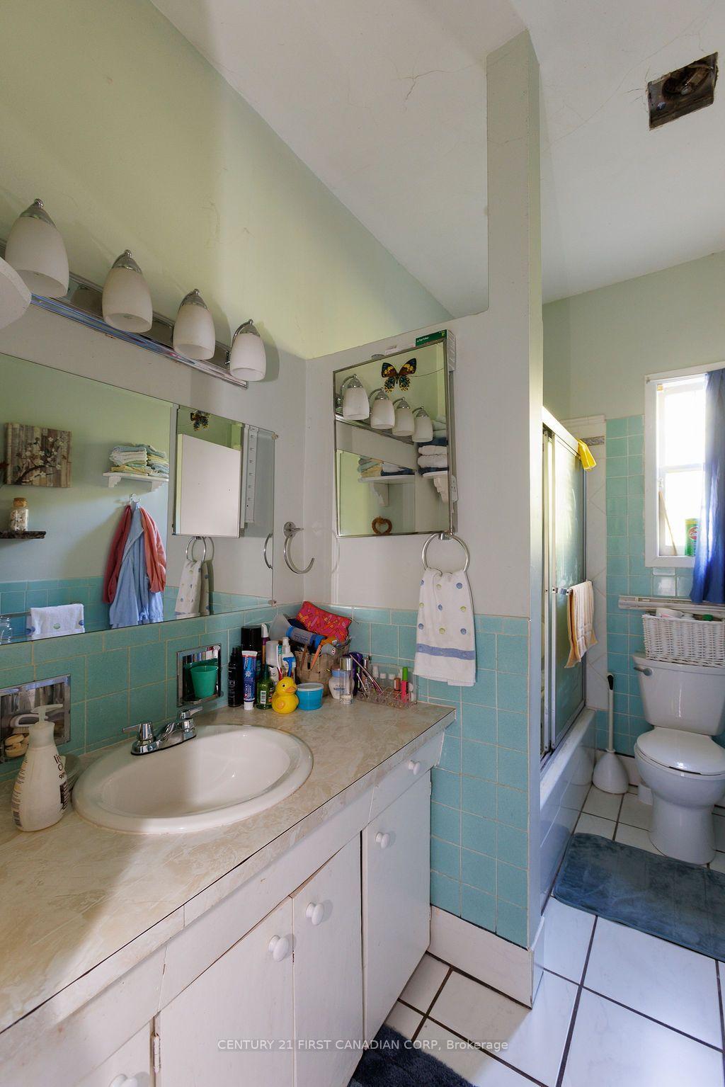 Photo 13 of 13 Springbank Drive, London, South E — HOMEH
