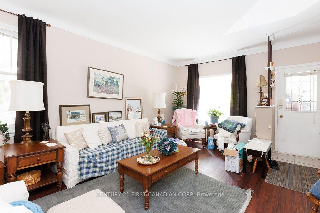 Photo 4 of 13 Springbank Drive, London, South E — HOMEH