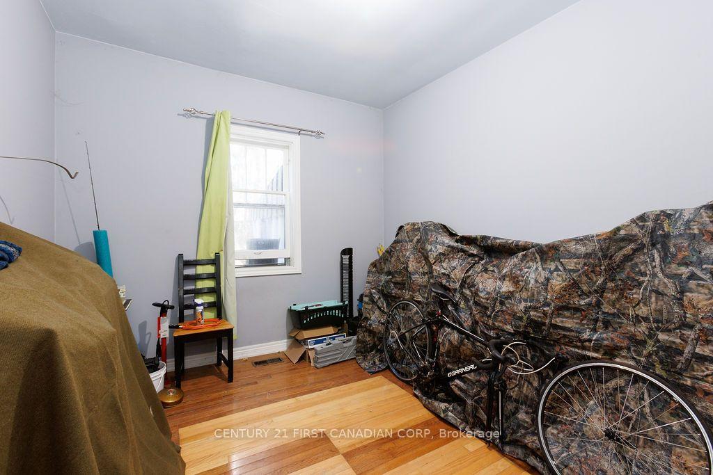 Photo 18 of 13 Springbank Drive, London, South E — HOMEH
