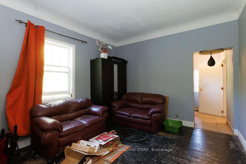 Photo 20 of 13 Springbank Drive, London, South E — HOMEH