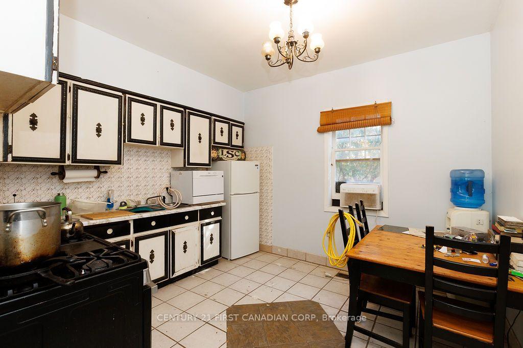 Photo 21 of 13 Springbank Drive, London, South E — HOMEH