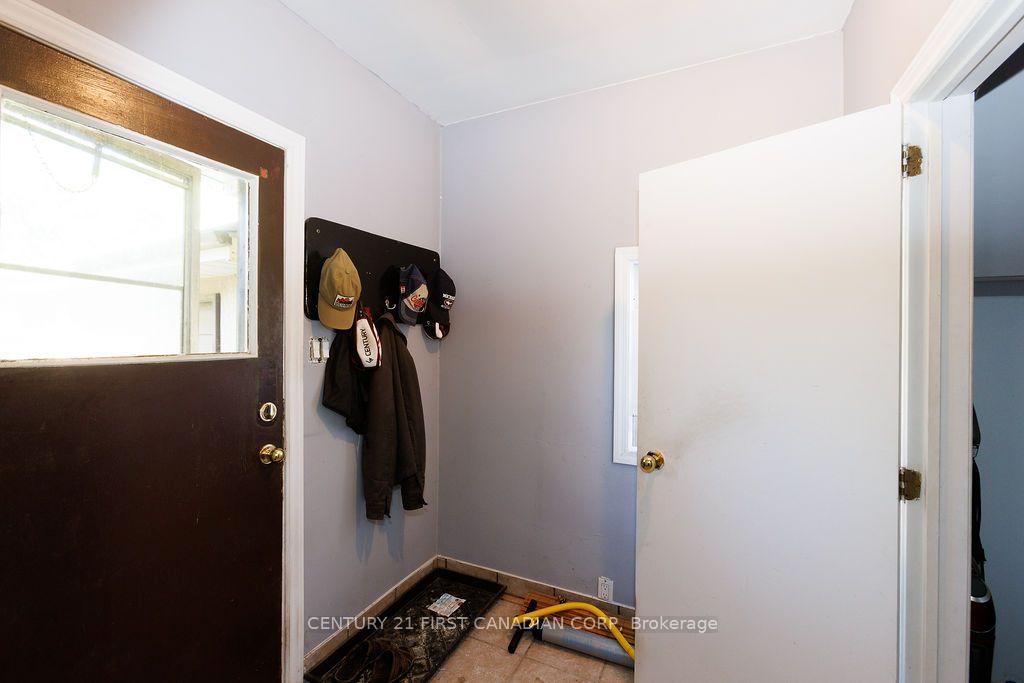 Photo 23 of 13 Springbank Drive, London, South E — HOMEH