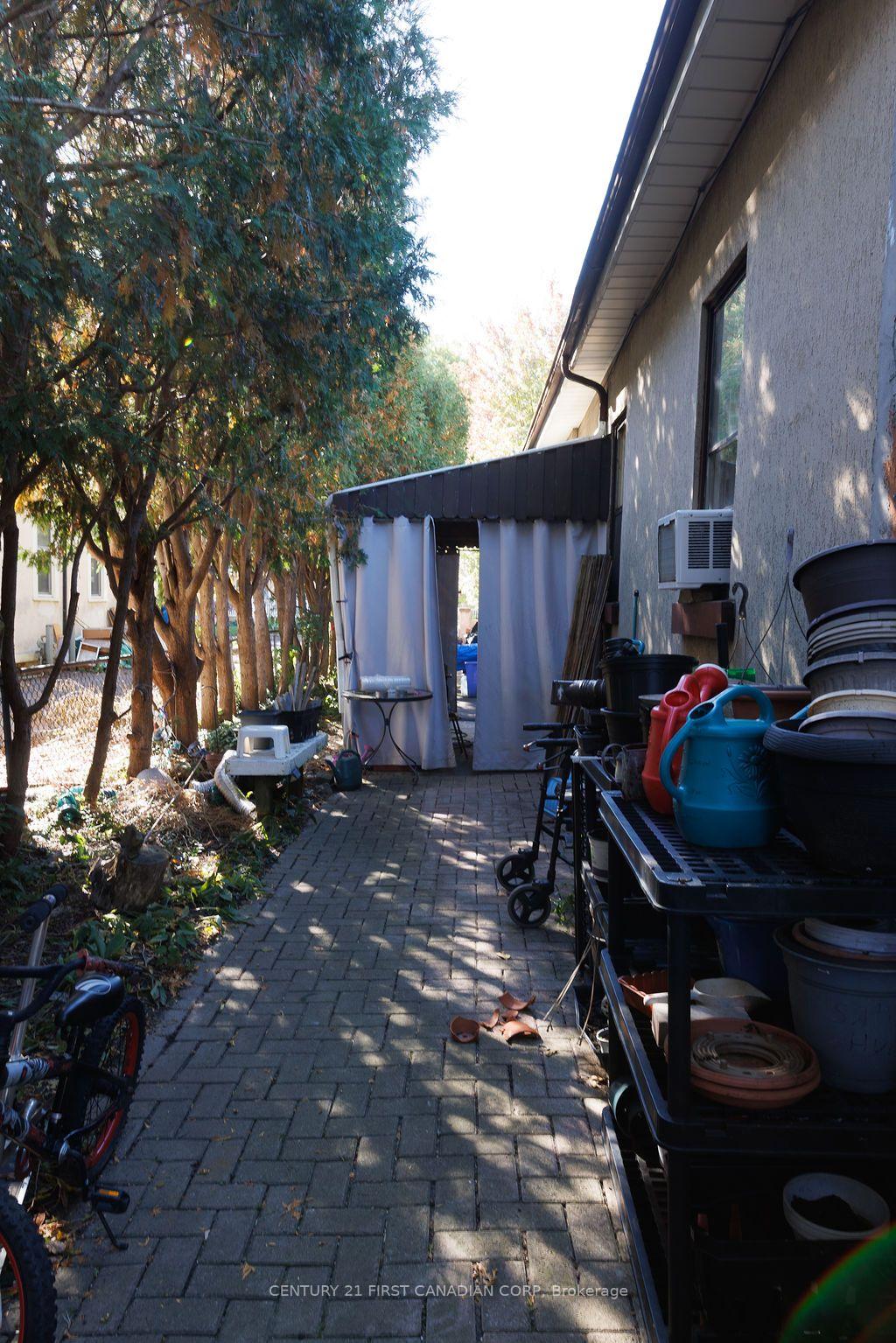 Photo 31 of 13 Springbank Drive, London, South E — HOMEH