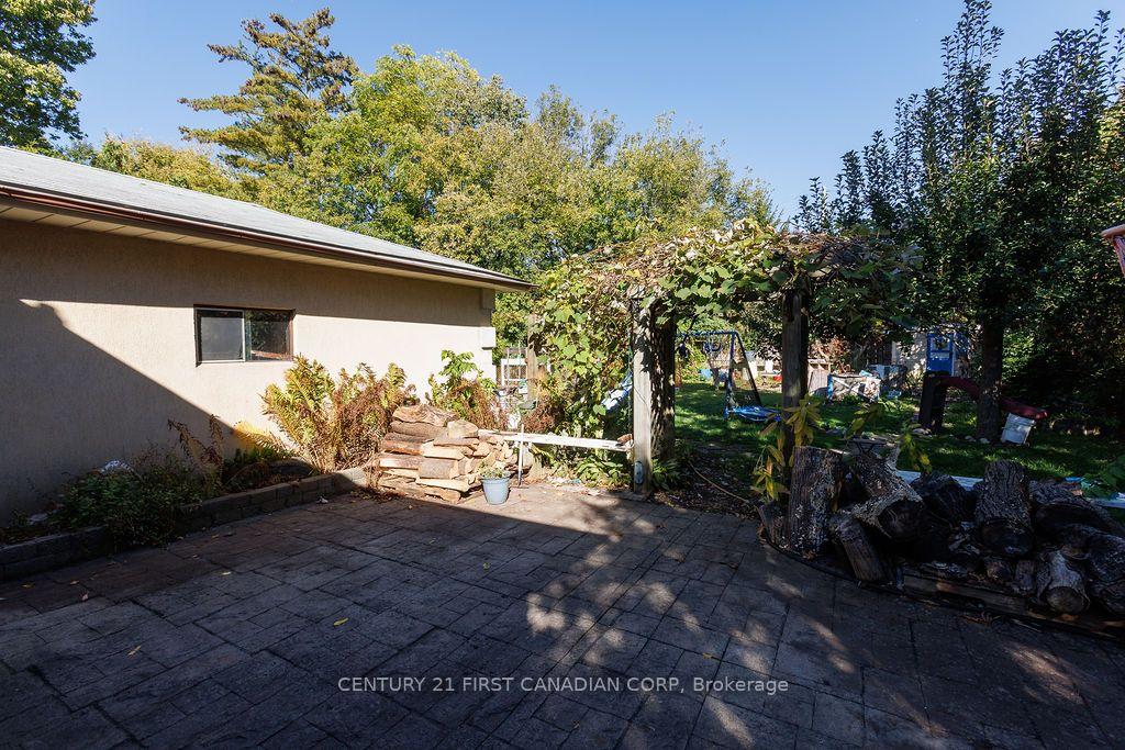Photo 33 of 13 Springbank Drive, London, South E — HOMEH