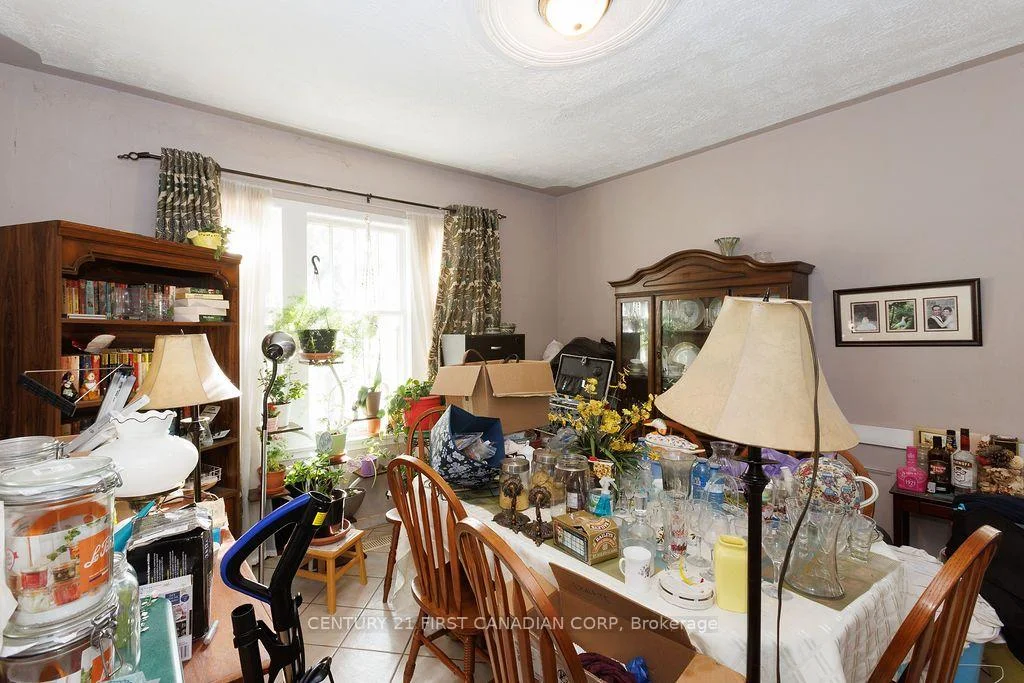 Photo 5 of 13 Springbank Drive, London, South E — HOMEH