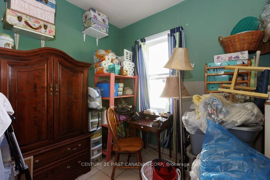 Photo 7 of 13 Springbank Drive, London, South E — HOMEH