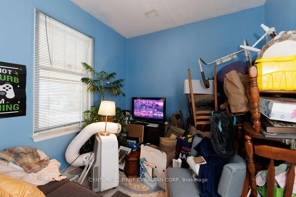 Photo 12 of 13 Springbank Drive, London, South E — HOMEH