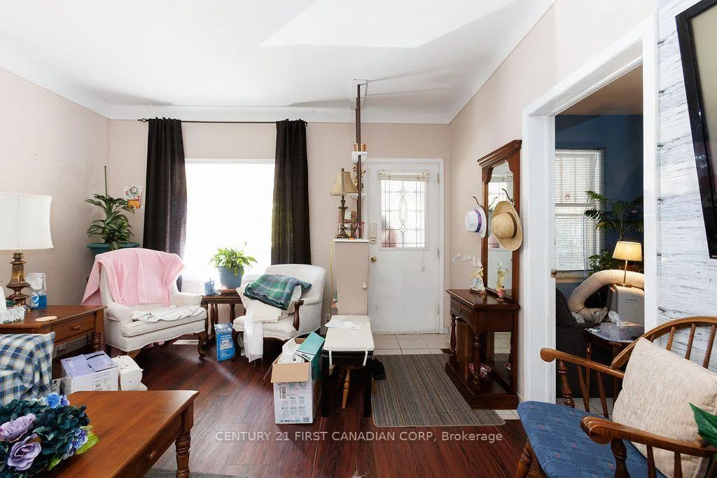 Photo 15 of 13 Springbank Drive, London, South E — HOMEH
