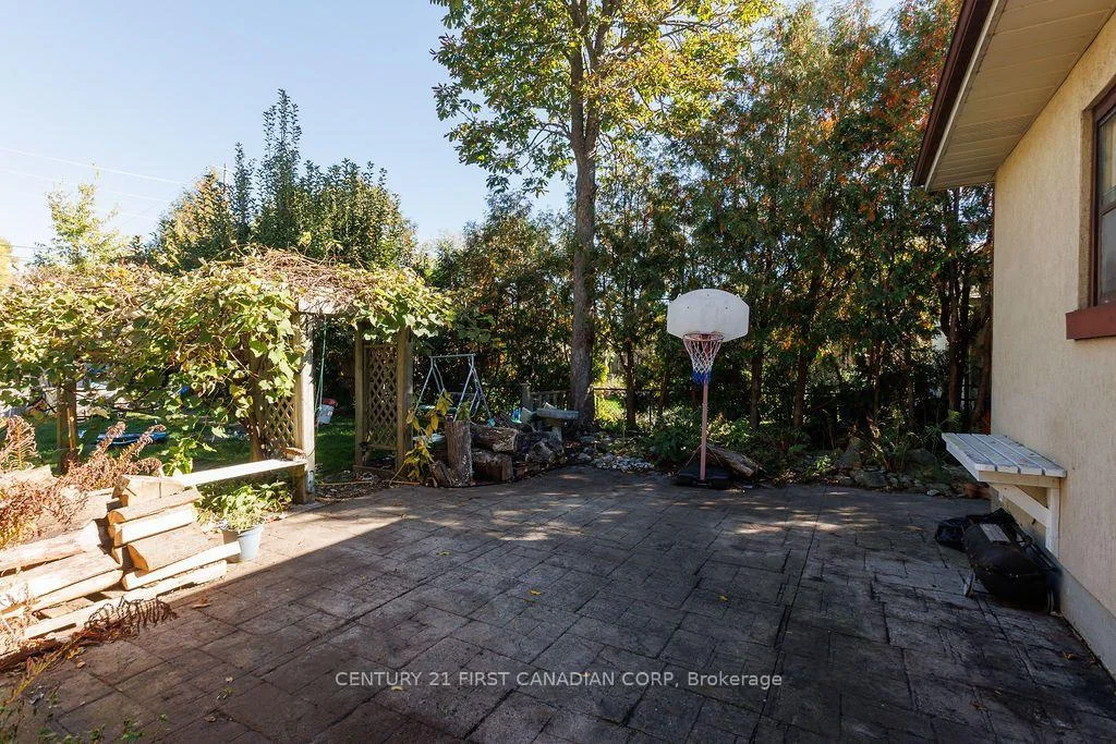Photo 49 of 13 Springbank Drive, London, South E — HOMEH