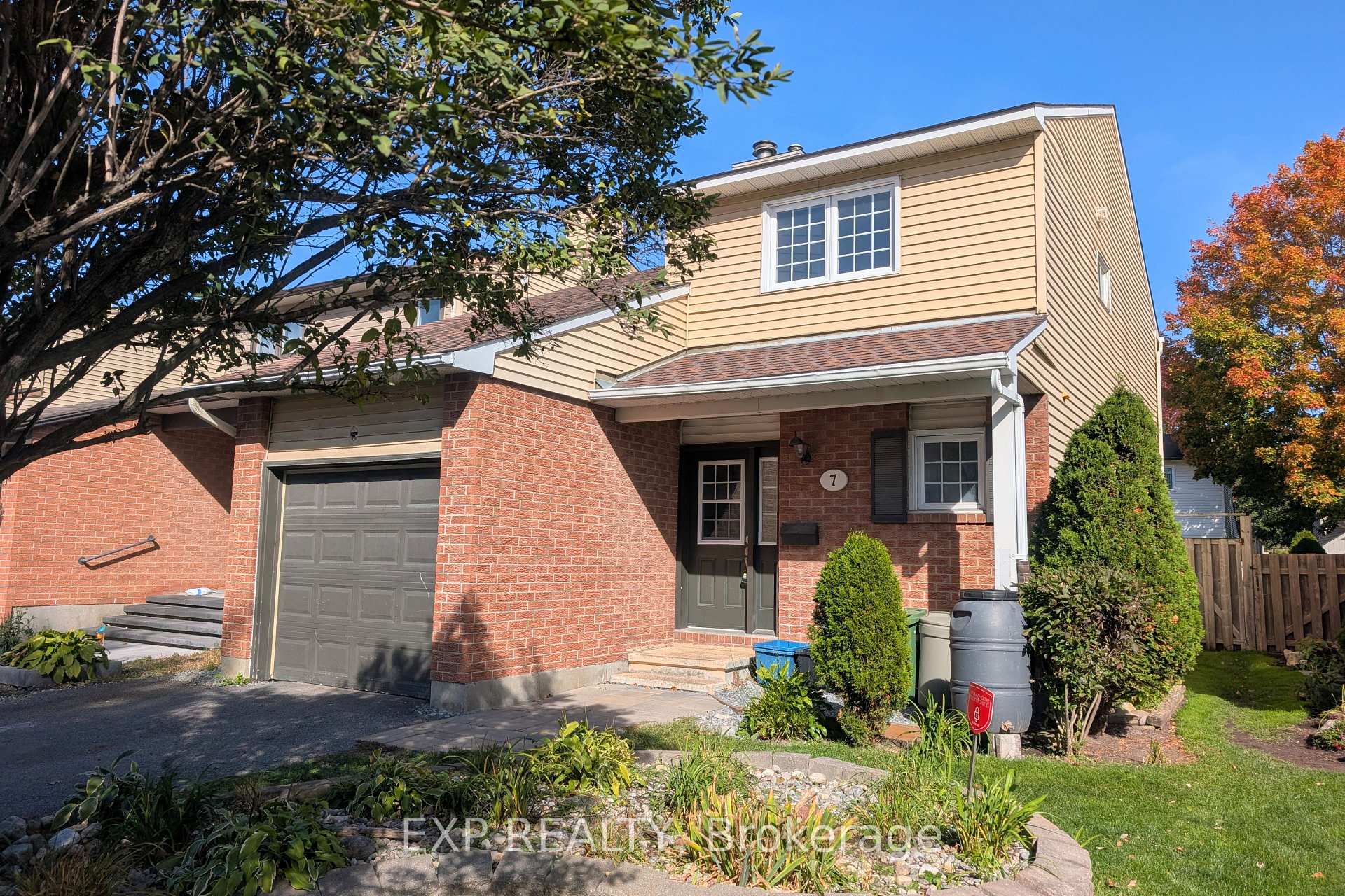 Photo 3 of 7 Fulham Court, Ottawa, Barrhaven - On the Green — HOMEH