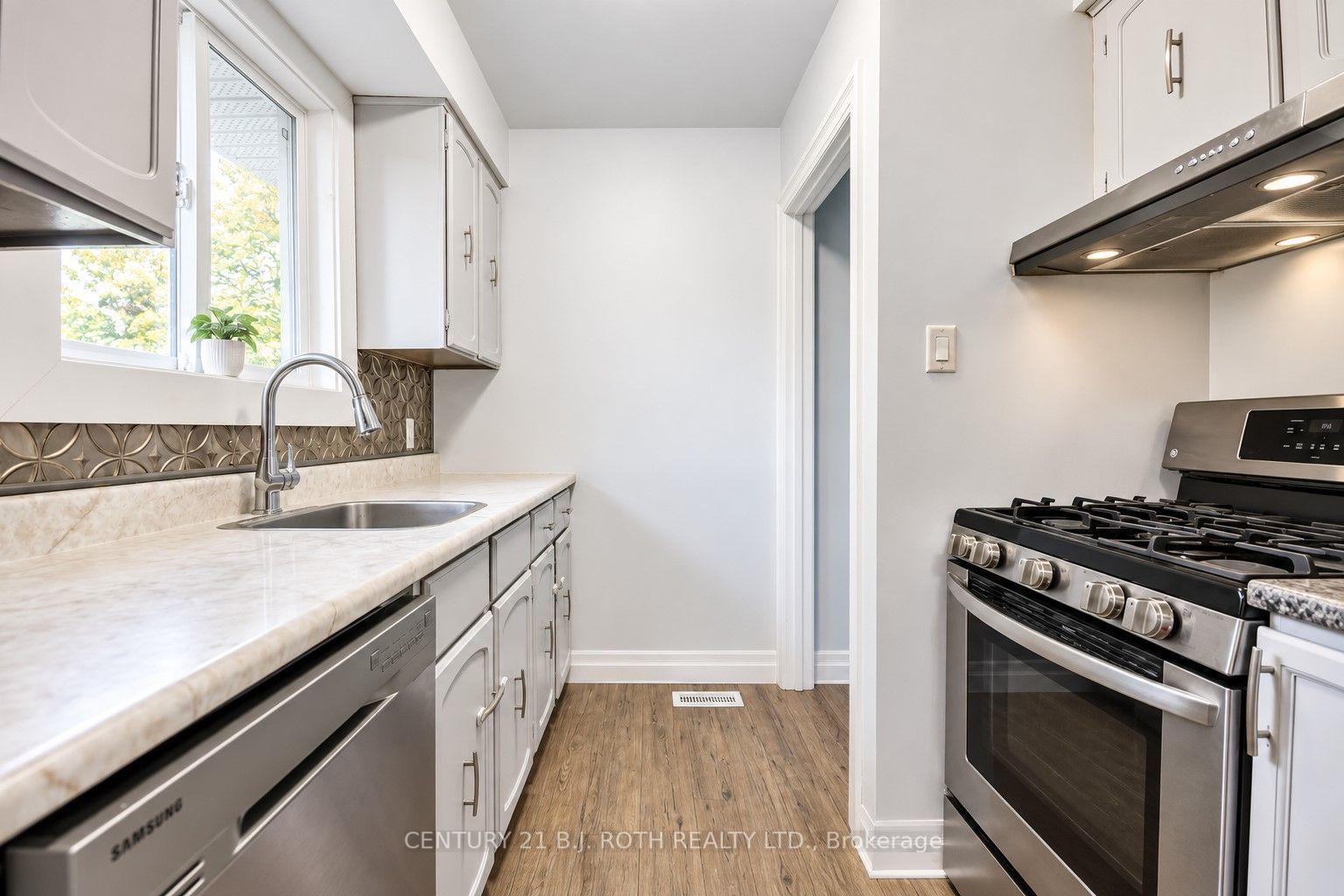 Photo 3 of 5 East Gate, Barrie, Grove East — HOMEH